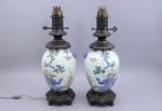 Japon - Epoque Meiji (1868-1912) 
Paire de vases

en porcelaine blanche...
