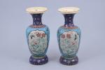 Japon - Epoque Meiji (1868-1912) 
Paire de vases 

en céramique...