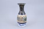Japon - Epoque Meiji (1868-1912) 
Vase balustre

en porcelaine, à décor...