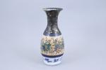 Japon - Epoque Meiji (1868-1912) 
Vase balustre

en porcelaine, à décor...