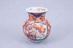 Japon, Imari - Début du XXe siècle
Deux vases 

en porcelaine...