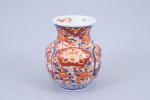 Japon, Imari - Début du XXe siècle
Deux vases 

en porcelaine...