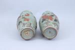Japon - XXe siècle
Paire de vases 

en porcelaine émaillée céladon...