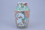 Chine, Canton - XIXe siècle
Vase de forme balustre 

en porcelaine...