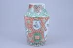 Chine, Canton - XIXe siècle
Vase de forme balustre 

en porcelaine...