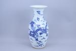 Chine - vers 1900 
Vase à col évasé 

en porcelaine...