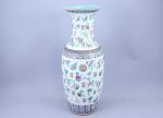 Chine, vers 1900
Grand vase 

en porcelaine émaillée polychrome à décor...