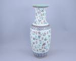 Chine, vers 1900
Grand vase 

en porcelaine émaillée polychrome à décor...