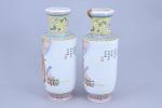 Chine - Milieu du XXe siècle
Paire de vases 

en porcelaine...