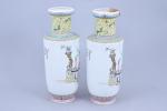 Chine - Milieu du XXe siècle
Paire de vases 

en porcelaine...
