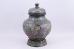 Japon - vers 1900 
Vase couvert

en émaux cloisonnés polychromes, à...