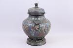 Japon - vers 1900 
Vase couvert

en émaux cloisonnés polychromes, à...