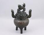 Chine - XXe siècle 
Brûle-parfum 

en bronze, motifs de taotié...
