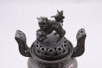 Chine - XXe siècle 
Brûle-parfum 

en bronze, motifs de taotié...