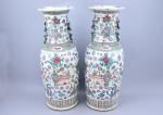 Chine, Canton - XIXe siècle
Paire de vases 

en porcelaine émaillée...