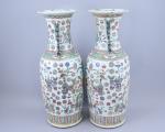 Chine, Canton - XIXe siècle
Paire de vases 

en porcelaine émaillée...