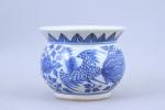 Chine - XXe siècle
Zhadou 

en porcelaine à décor en bleu...