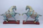 Chine - Moderne
Deux chevaux 

en bronze et émaux cloisonnés figurés...