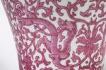 Chine
Vase de forme balustre 

en porcelaine émaillée rose dit "puce"...