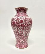 Chine
Vase de forme balustre 

en porcelaine émaillée rose dit "puce"...