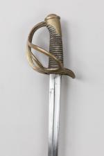 Deux sabres :

- Sabre de cavalerie modèle 1822-83. Poignée recouverte...