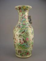 Grand vase à anses en porcelaine blanche décorée en émaux...