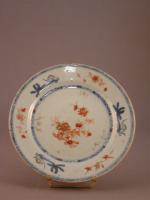 ASSIETTE en porcelaine Imari à décor de fleurs jetées dans...