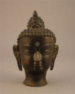 BOUDDHA : Tête de Bouddha et statue de Bouddha faisant...