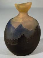 Émile GALLÉ (1846 - 1904).La montagne bleue.Vase boule aplatie à...