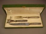 NÉCESSAIRE À DÉCOUPER comprenant un couteau, une fourchette et un...