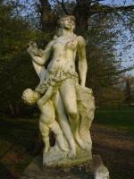 FEMME à l'écoute et ENFANT, statue en marbre blancFin XIXème-début...