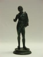 Éphèbe nu. Bronze à patine vert antique. Haut. 27,5 cm.