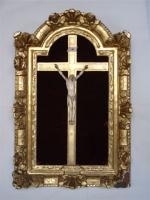 CHRIST en ivoire sur croix en bois doré, cadre en...