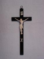CHRIST EN IVOIRE XIXème fixé sur une croix en bois...