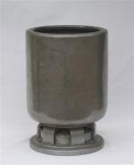 Maurice DAURAT (1880-1969).Vase en étain martelé. Le corps cylindrique supporté...