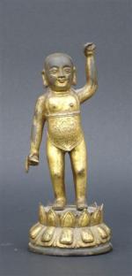 STATUETTE de BOUDDHA enfant debout en bronze doré. Chine, époque...
