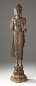 Statue de BOUDDHA debout en bronze à patine brune, les...