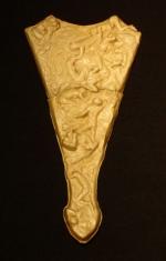 René LALIQUE (1869-1945)Exceptionnelle PLAQUE en ivoire sculpté de forme triangulaire.Décor...