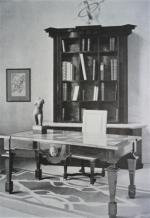 André ARBUS (1903-1969).TABLE-BUREAU en acajou verni et marqueterie à décors...