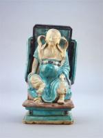 STATUETTE de Guandi assis devant un autel en porcelaine émaillée...