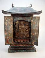 BUTSUDAN en bronze et émaux cloisonnés, découvrant un bouddha.Japon, vers...