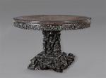 TABLE, de forme ronde en bois naturel à patine brune....