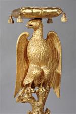 Rarissime REPOSE-COURONNE en bois sculpté et doré en forme d'aigle...