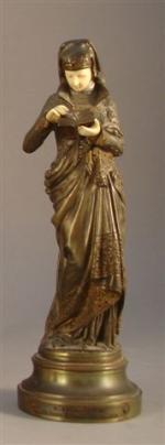 Albert  CARRIER-BELLEUSE (1824-1887)La Liseuse.Chryséléphantine, patinée, signée. Fonte ancienne.Haut. 25,5...