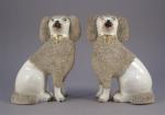STAFFORDSHIRE. Paire de statuettes en céramique représentant des chiens assis....