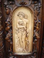 ARMOIRE-CABINET de style Renaissance en chêne blond et teinté, à...
