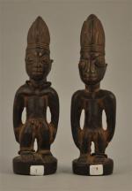PAIRE DE JUMEAUX masculins Ibedji. Bois patiné.Nigeria, Yoruba.Haut. 26 cm.