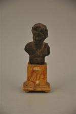 ORNEMENT DE VASE : Buste féminin. Bronze patine verteGréco-romain.Haut. 8...