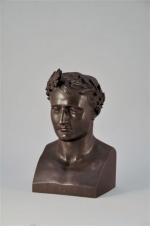 D'après Antoine-Denis CHAUDET (Paris, 1763-1810)Buste de Napoléon, tête laurée.Bronze à...