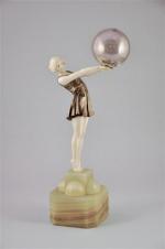 Armand GODARD (XIXème-XXème)Danseuse à la bulle.Sculpture chryséléphantine tenant une bulle...